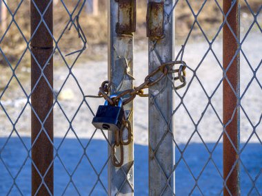 Asma kilit ve zincir. Kapıdaki paslı eski kilitler. Hapishane kavramı ve tecrit