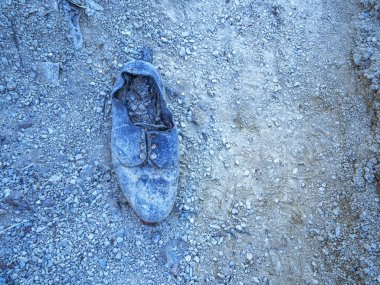 Dağlardaki çamurda eski ve kirli çizmeler. Seyahat konsepti. Boşluğu kopyala