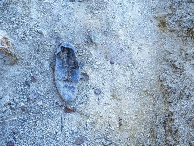 Dağlardaki çamurda eski ve kirli çizmeler. Seyahat konsepti. Boşluğu kopyala