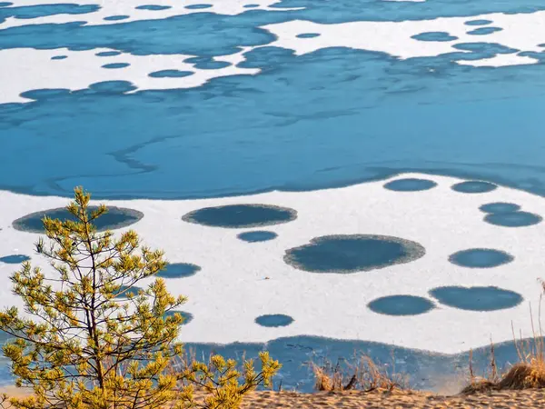 Buz Çemberleriyle Kışın Beyaz Manzarası Donmuş Bir Manniku Gölü Kar — Stok fotoğraf