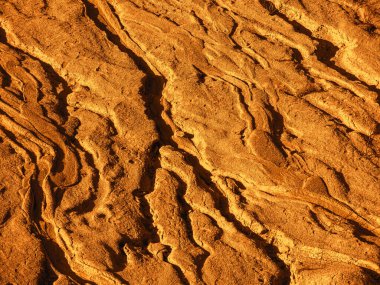 Terk Edilmiş Rummu Taş Ocağı, Estonya. Beyaz kum ve taşlardan oluşan bir dağ. Kireçtaşı ocağının erozyonu. Sandy tepesi.