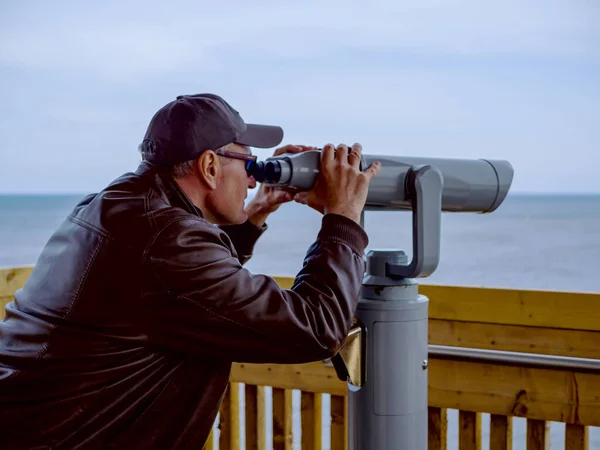 Man Looking Tourist Binoculars — Stock Photo, Image