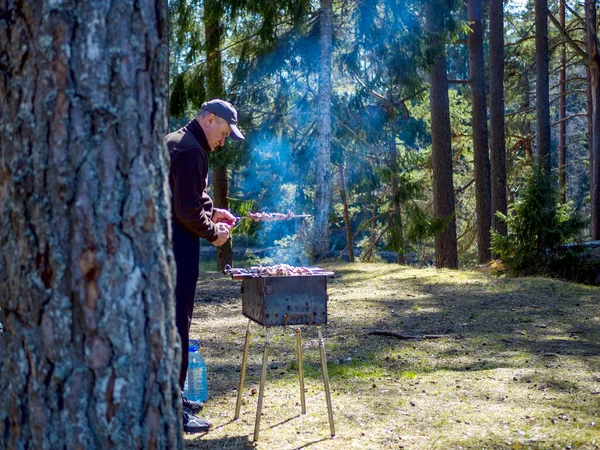 Mann Beim Grillen Der Nähe Glühender Holzkohle Wald Hintergrund Grill — Stockfoto