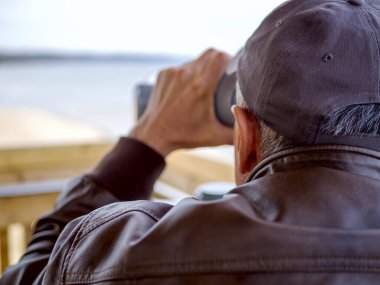 Adam turist dürbününden bakıyor.. 