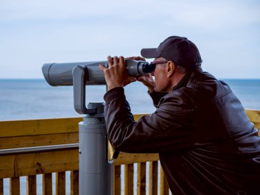 Adam turist dürbününden bakıyor.. 