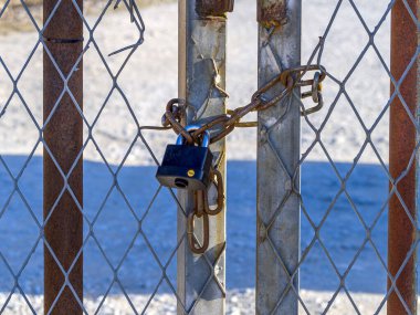Kapıdaki paslı eski kilitler. Hapishane kavramı ve tecrit