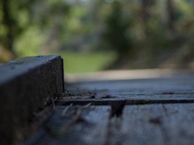 Seçici odaklanma. Arkasında yeşil göl olan boş ahşap iskele. 