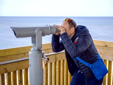 Adam turist dürbününden bakıyor.. 