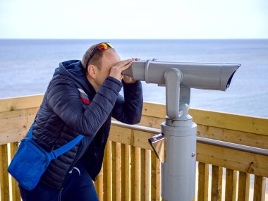 Adam turist dürbününden bakıyor.. 