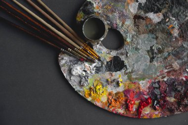 Şu anki iş, iş, sanat ve hayat bir fırça ile bir palette farklı renklerde.
