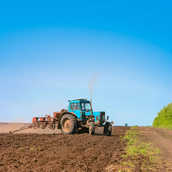 Campo de cultivo del tractor en primavera — Foto de Stock