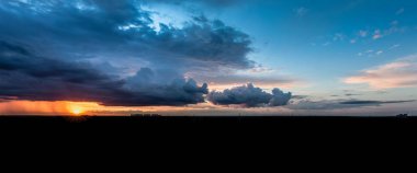 Yaz banliyösünde Moskova panoramik manzaralı. Kırmızı yaz günbatımı ve büyük bulutlu gökyüzü