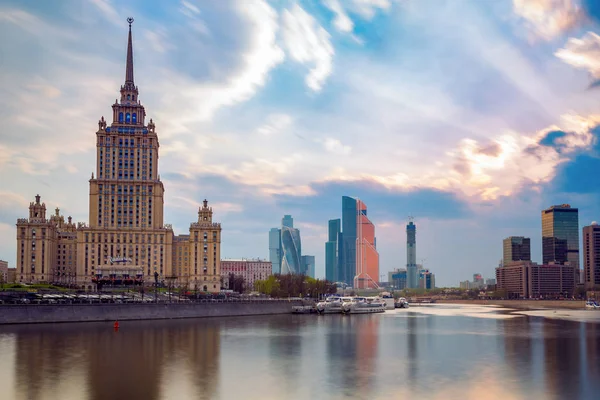 RUSSIA, MOSCOW - 30 april, 2018: View on river, hotel Ukraina, Moscow City and World Trade Catner — Stock Photo, Image