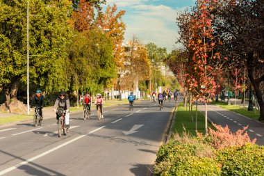 Santiago, Region Metropolitana, Şili - 21 Mayıs 2017: Proje İtalyanca Recreo üzerinden, bir girişim nerede tüm Pazar, bazı şehrin sokaklarında arabalar için kapalı ve sadece bisiklet için açıldı.