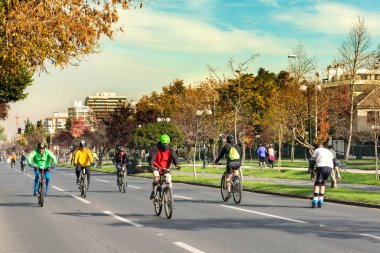 Santiago, Region Metropolitana, Şili - 21 Mayıs 2017: Proje İtalyanca Recreo üzerinden, bir girişim nerede tüm Pazar, bazı şehrin sokaklarında arabalar için kapalı ve sadece bisiklet için açıldı