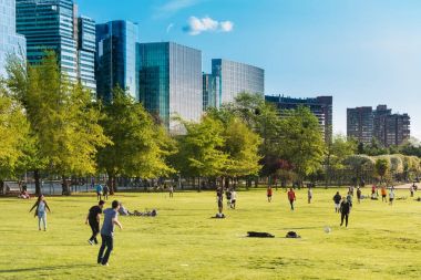 Santiago, Region Metropolitana, Şili - 01 Ekim 2017: İnsanlar toplamak ve Parque Araucano, Belediye Başkanı Kent Parkı Las Condes bölgesinde, hafta sonu spor uygulama.