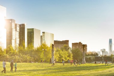 Santiago, Region Metropolitana, Şili - 01 Ekim 2017: İnsanlar toplamak ve Parque Araucano, Belediye Başkanı Kent Parkı Las Condes bölgesinde, hafta sonu spor uygulama.