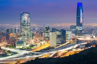 Santiago, Region Metropolitana, Şili - 14 Temmuz 2016: Zengin Finans Merkezi, modern binalar bir görünümünü halk biliyor olarak Sanhattan, Vitacura, Providencia ve Las Condes bölgeleri.