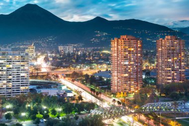 Santiago de Chile ve Manquehue Avenue Las Condes bölgesinde arkadan Manquehue Hill'de ile yükseltilmiş görünümünü