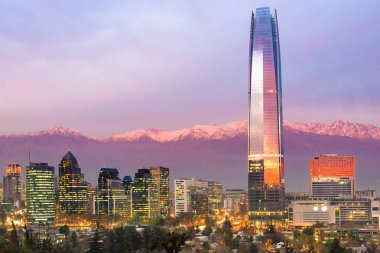 Andes Dağları aralığı içinde belgili tanımlık geçmiş ile Providencia Santiago de Chile, finansal bölgesinin manzarası