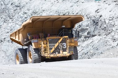 Copiapó, bölge de Atacama, Chile - 17 Ocak 2012: büyük Damperli kamyonlar açık bir çukurda benim kuzey Şili bakır.