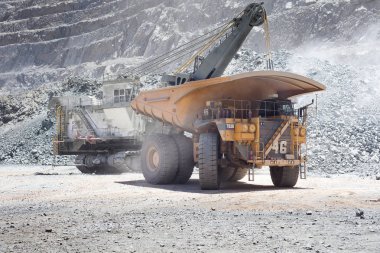 Copiapó, bölge de Atacama, Chile - 17 Ocak 2012: büyük Damperli kamyonlar açık bir çukurda benim kuzey Şili bakır.
