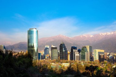 Santiago de Chile Andes dağ silsilesi ile Modern binaların arka manzarası