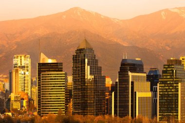 Santiago de Chile Andes dağ silsilesi ile Modern binaların arka manzarası