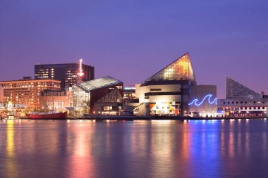 Baltimore, Maryland, Amerika Birleşik Devletleri - 25 Nisan 2011: Görünüm gece Inner Harbor, ulusal akvaryum.