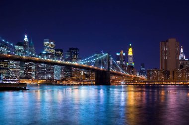 New York City ve Brooklyn Köprüsü'nün gece manzarası