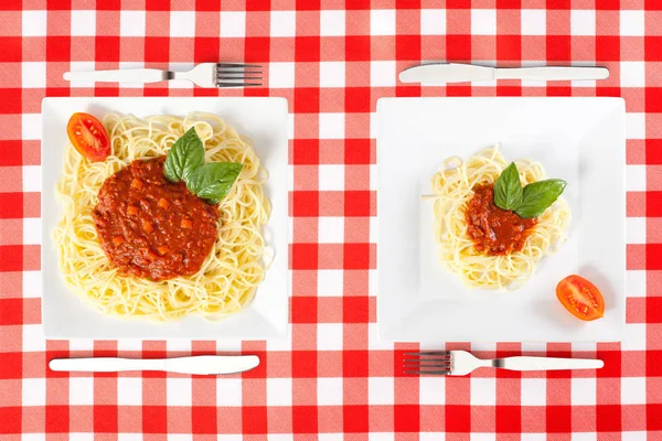 Spagetti zıt büyük ve küçük yiyecek bölümleri