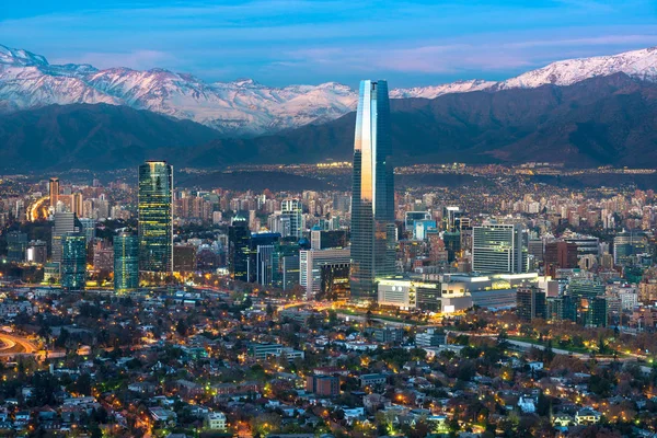 Panoramik Providencia ve Las Condes semtlerinden Costanera Merkezi gökdelen ile titanyum Kulesi ve Los Andes dağ silsilesi, Santiago de Chile