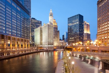 Chicago, Illinois, Amerika Birleşik Devletleri - 04 Mayıs 2011: Chicago Nehri'nin bir görünüm, şehir merkezinde riverwalk ve ofis binaları.