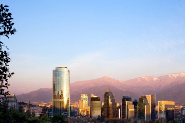 Tha Andları arkadaki ile Santiago de Chile Modern binaların manzarası.