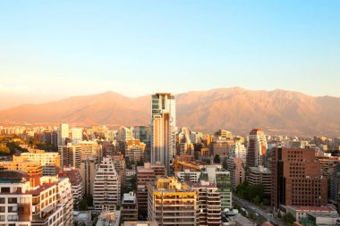 El Bosque Caddesi ve Los Andes dağ silsilesi arkada, Las Condes bölgesinde, Santiago, Şili ile Isidora Goyenechea zengin mahalle