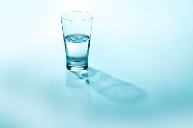 Yarısı dolu, yarısı boş kavramı temsil