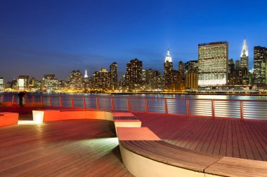 Gantry Plaza State Park ve Manhattan manzarası, New York City, Ny, Amerika Birleşik Devletleri