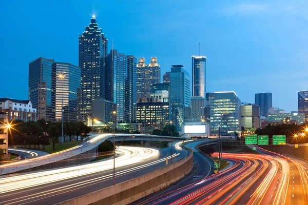 Şehir Atlanta, otoyolda araba bulanık ışıkları; Gürcistan; ABD