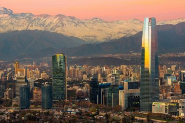 Santiago, Region Metropolitana, Şili - 01 Haziran 2013: Andları arkadaki ile Finans Merkezi, modern binaların manzarası.