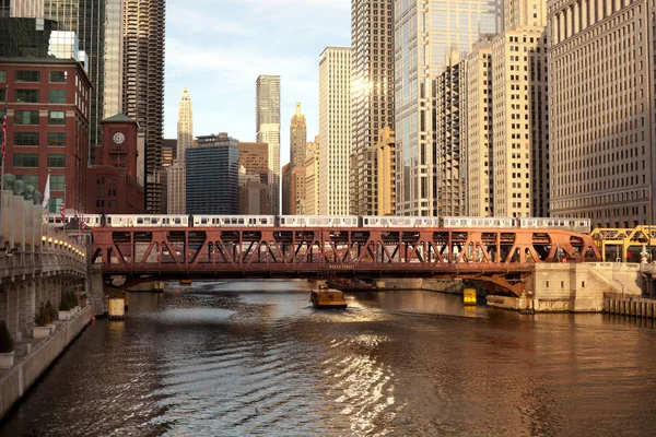 Comboio Sobre Rio Chicago Wells Street Chicago Illinois Eua — Fotografia de Stock