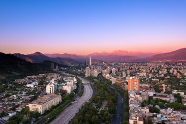Providencia ve Las Condes ilçeleri, Santiago de Chile panoramik manzaralı