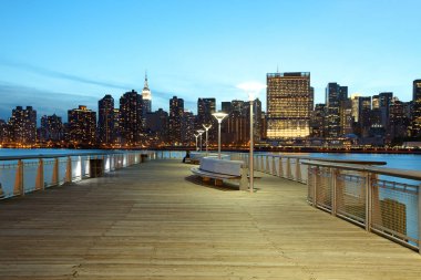 Gantry Plaza State Park ve Manhattan manzarası, New York City, Ny, Amerika Birleşik Devletleri