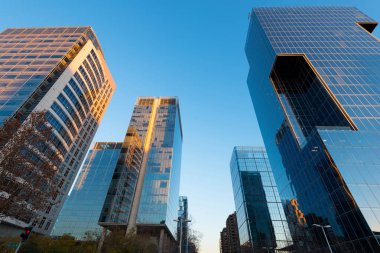 Rosario Norte Caddesi, Las Condes, Santiago de Chile 'deki Nueva Las Condes olarak bilinen finans bölgesinde ofis binaları