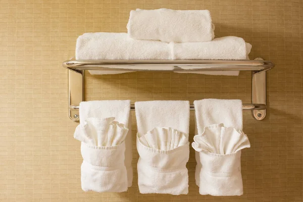 酒店房间的折叠毛巾 — 图库照片