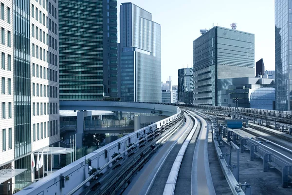 现代办公楼从 Yurikamome 高架单轨铁路 新桥区 关东地区 日本本州 — 图库照片