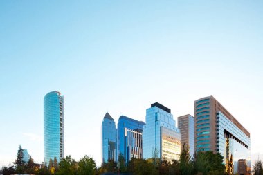 Las Condes bölgesinde, Santiago, Şili, modern binaların manzarası