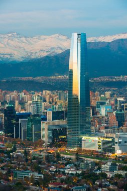 Santiago, Region Metropolitana, Şili - 01 Haziran 2013: Panoramik arkadaki Costanera Merkezi gökdelen ve Los Andes dağ ile Providencia ve Las Condes bölgelerinden.