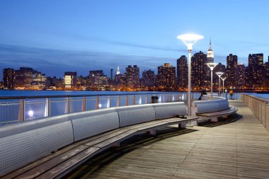 Gantry Plaza State Park ve Manhattan manzarası, New York City, Ny, Amerika Birleşik Devletleri