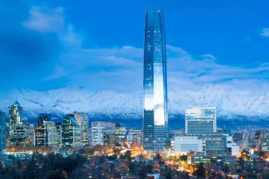 Las Condes Los Andes Dağları ile finansal bölgesinde arkada, Santiago de Chile manzarası