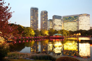 Hamarikyu (Ayrıca Hama Rikyu) kamu bahçeleri ve modern gökdelenler Shiodome alan, Chuo Ward, Tokyo, Kanto bölgesi, Honshu, Japonya